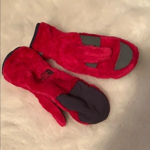 North Face Women’s Mittens.